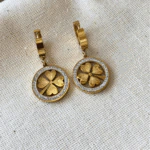 Boucles d'oreilles trèfle dorées femme, médaillon ajouré bordé de strass sur petites créoles