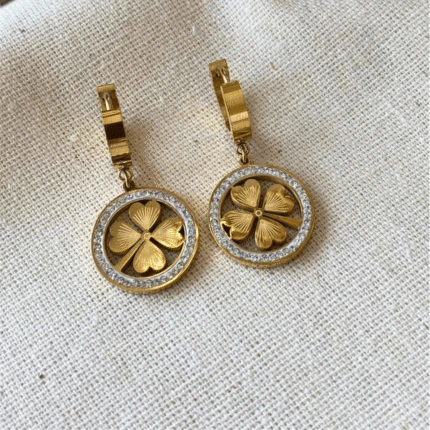 Boucles d'oreilles trèfle dorées femme, médaillon ajouré bordé de strass sur petites créoles