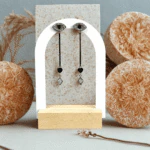 Boucles d'oreilles pendantes mauvais œil sur présentoir arche, charm cœur noir et cristal