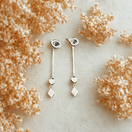 Boucles d'oreilles pendantes mauvais œil argentées avec charms cœur et losange en cristal