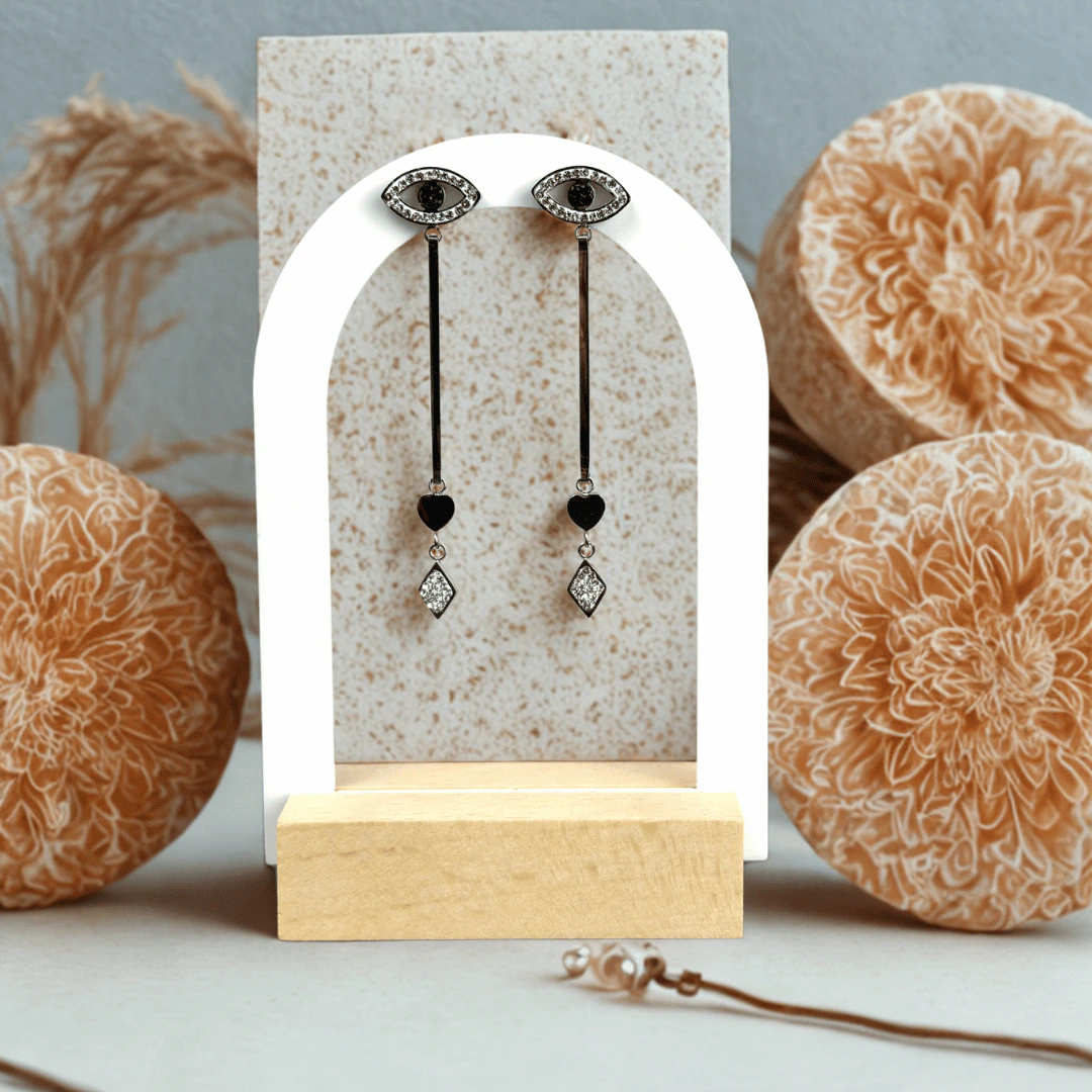 Boucles d'oreilles pendantes mauvais œil sur présentoir arche, charm cœur noir et cristal