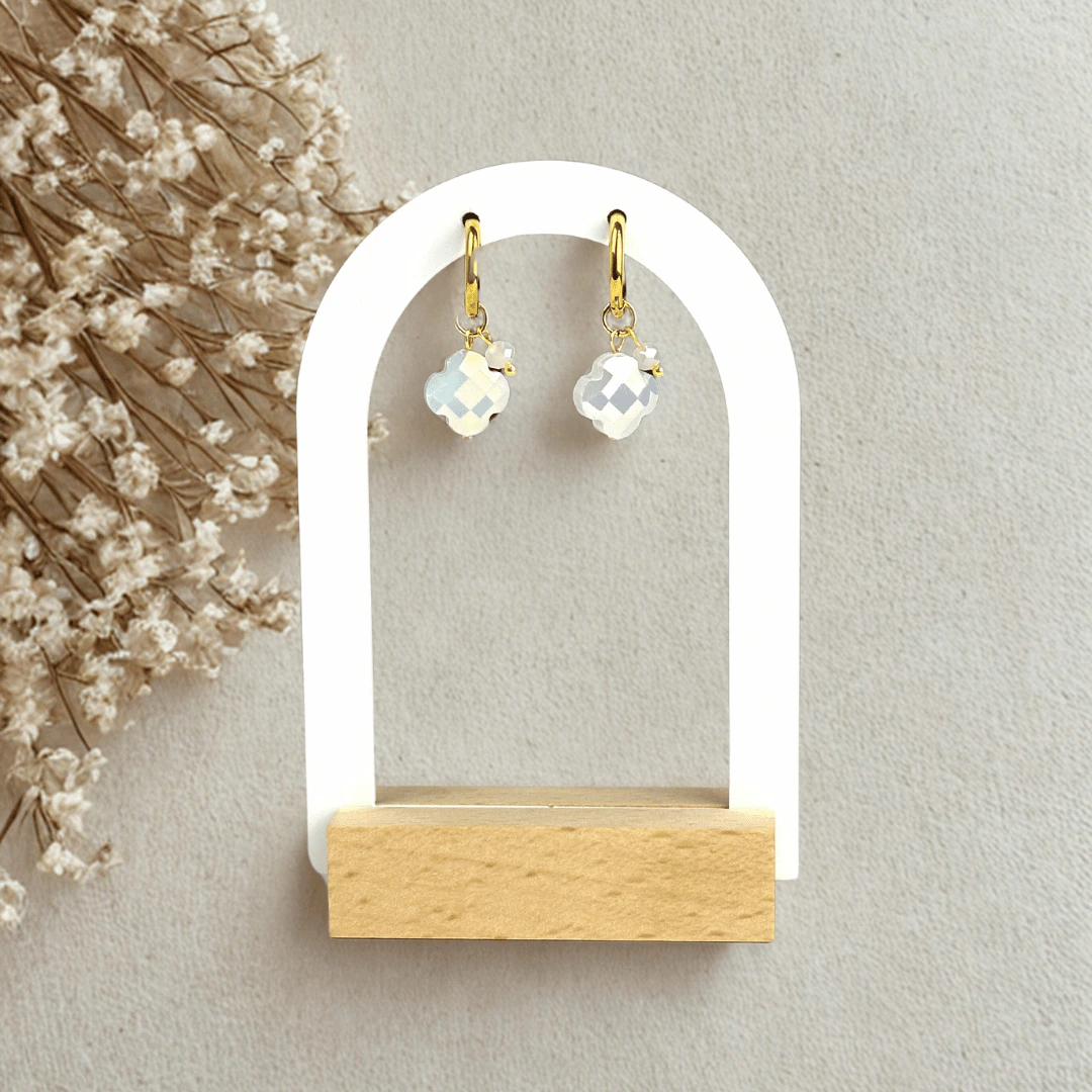 Boucles d'oreilles trèfle en cristal blanc irisé sur petites créoles dorées, présentoir arche