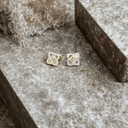 Clous d'oreilles dorés femme, carré ajouré pavé de strass et cristal central, posés sur pierre grise