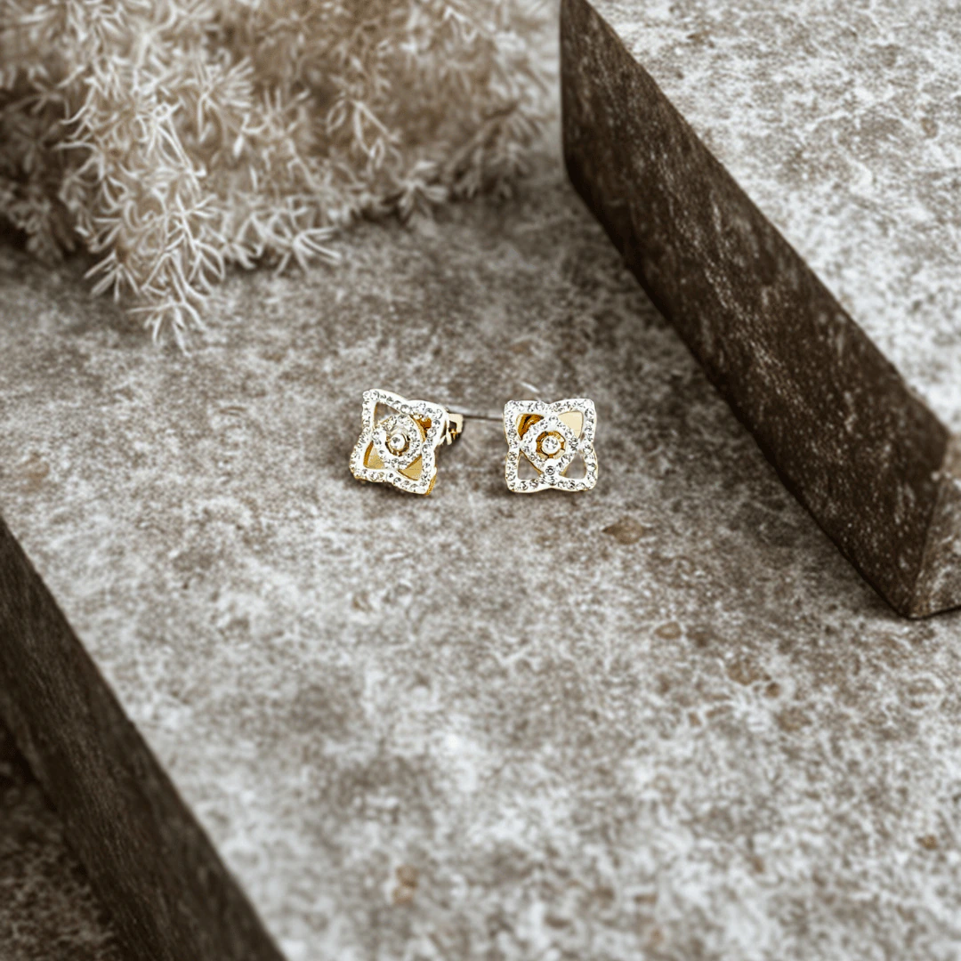 LV-BO-13 Clous d'oreilles dorés femme, carré ajouré pavé de strass et cristal central, posés sur pierre grise