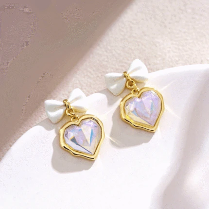 Boucles d'oreilles pendantes nœud blanc et cœur en cristal irisé facetté, contour doré