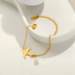 Bracelet chaîne fine dorée femme à pendentif hirondelle gravé Love et perle goutte, ajustable