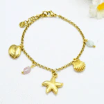 Bracelet chaîne fine dorée femme à charms étoile de mer et coquillages, petites pierres rose et vert d'eau