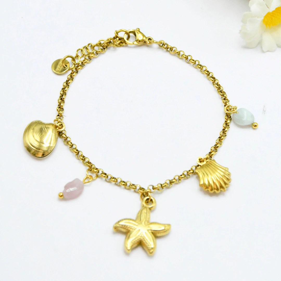 LV-BR-26 Bracelet chaîne fine dorée femme à charms étoile de mer et coquillages, petites pierres rose et vert d'eau