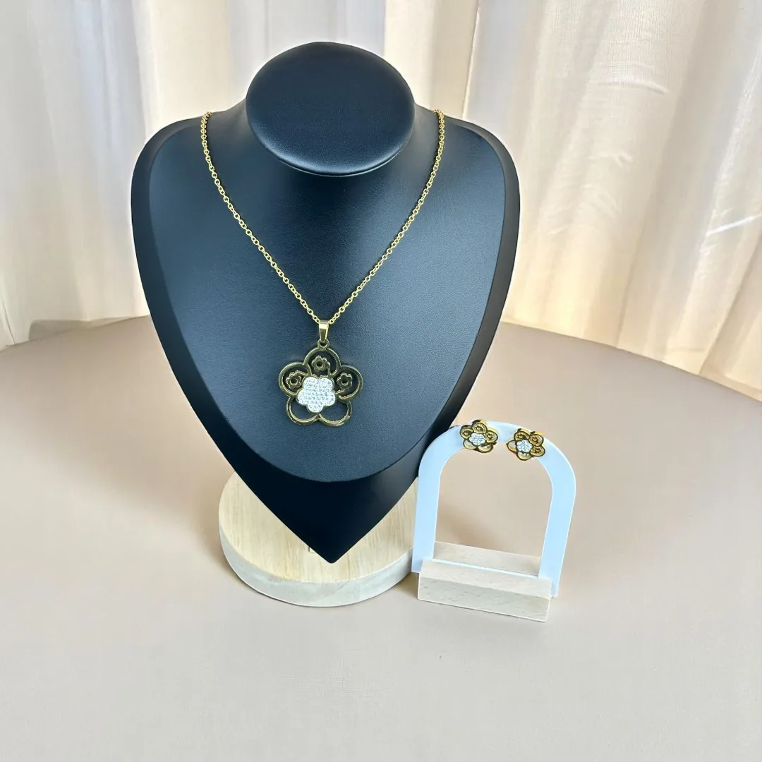 Parure Fleur Éclatante – Collier & Boucles Dorés en Acier Inoxydable – Image 1