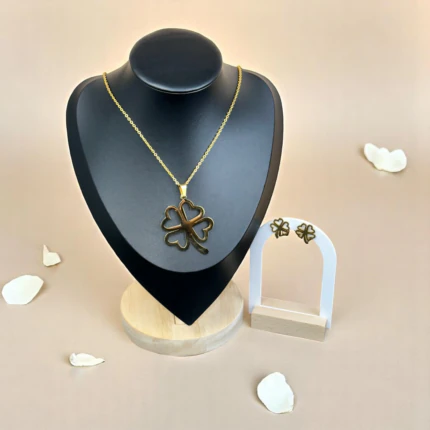 Parure bijoux femme dorée : collier pendentif trèfle à quatre feuilles ajouré et puces d'oreilles trèfle