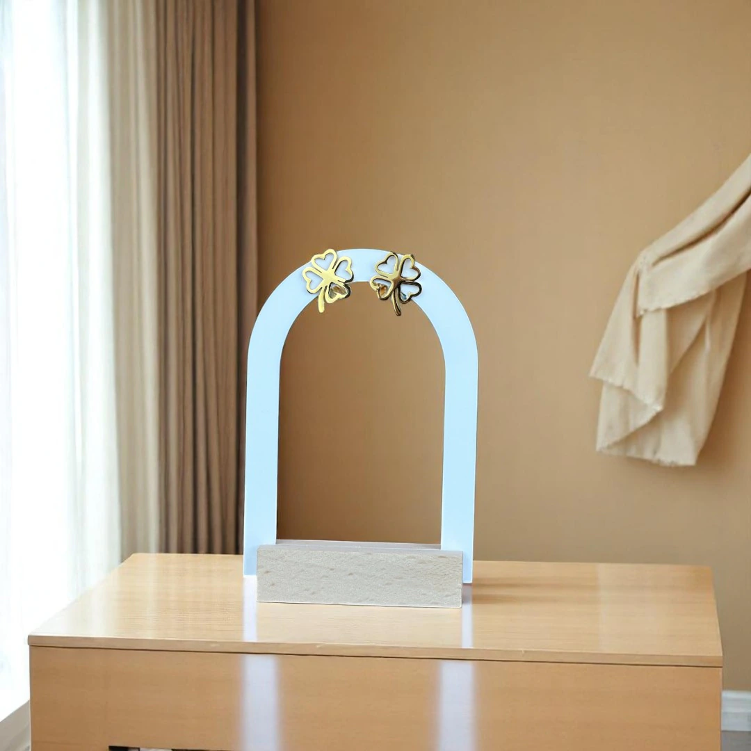 Puces d'oreilles trèfle à quatre feuilles dorées sur présentoir arche, décor intérieur