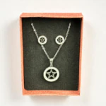 Parure étoile argentée dans son coffret : collier pendentif médaillon étoile et boucles assorties