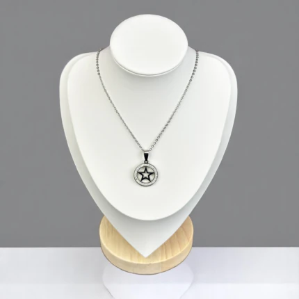 Collier pendentif étoile argenté dans un cercle serti de strass sur buste présentoir blanc