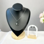 Parure bijoux femme argentée : collier pendentif abstrait à finition foncée et cristal, boucles assorties