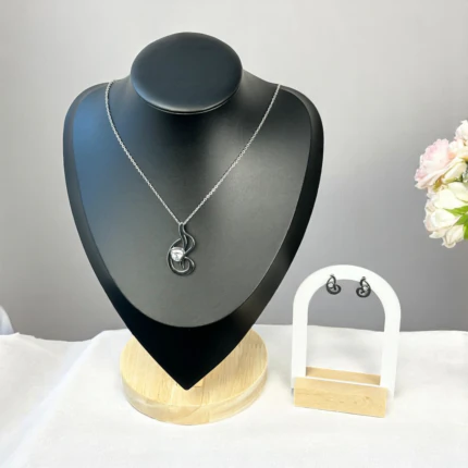 Parure bijoux femme argentée : collier pendentif abstrait à finition foncée et cristal, boucles assorties