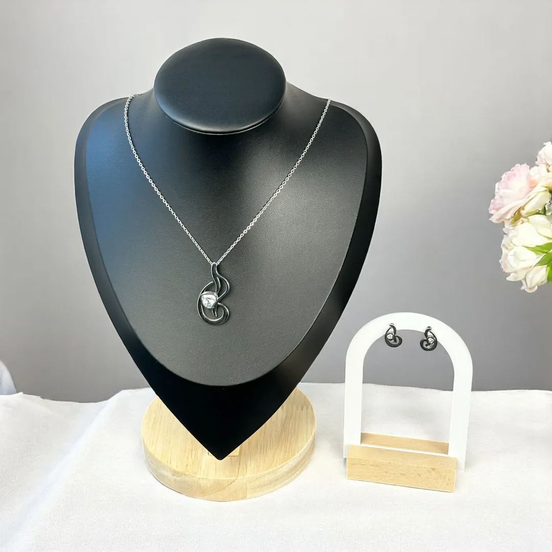 Parure Élégance Abstraite – Collier & Boucles Argentées avec Cristal en Acier Inoxydable – Image 1