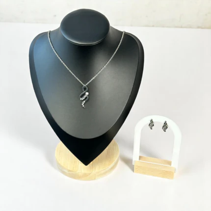 Parure bijoux femme argentée : collier pendentif courbes foncées serties de cristaux et boucles assorties