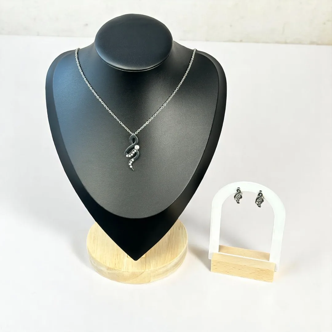 Parure Courbes Scintillantes – Collier & Boucles Argentées en Acier Inoxydable – Image 1