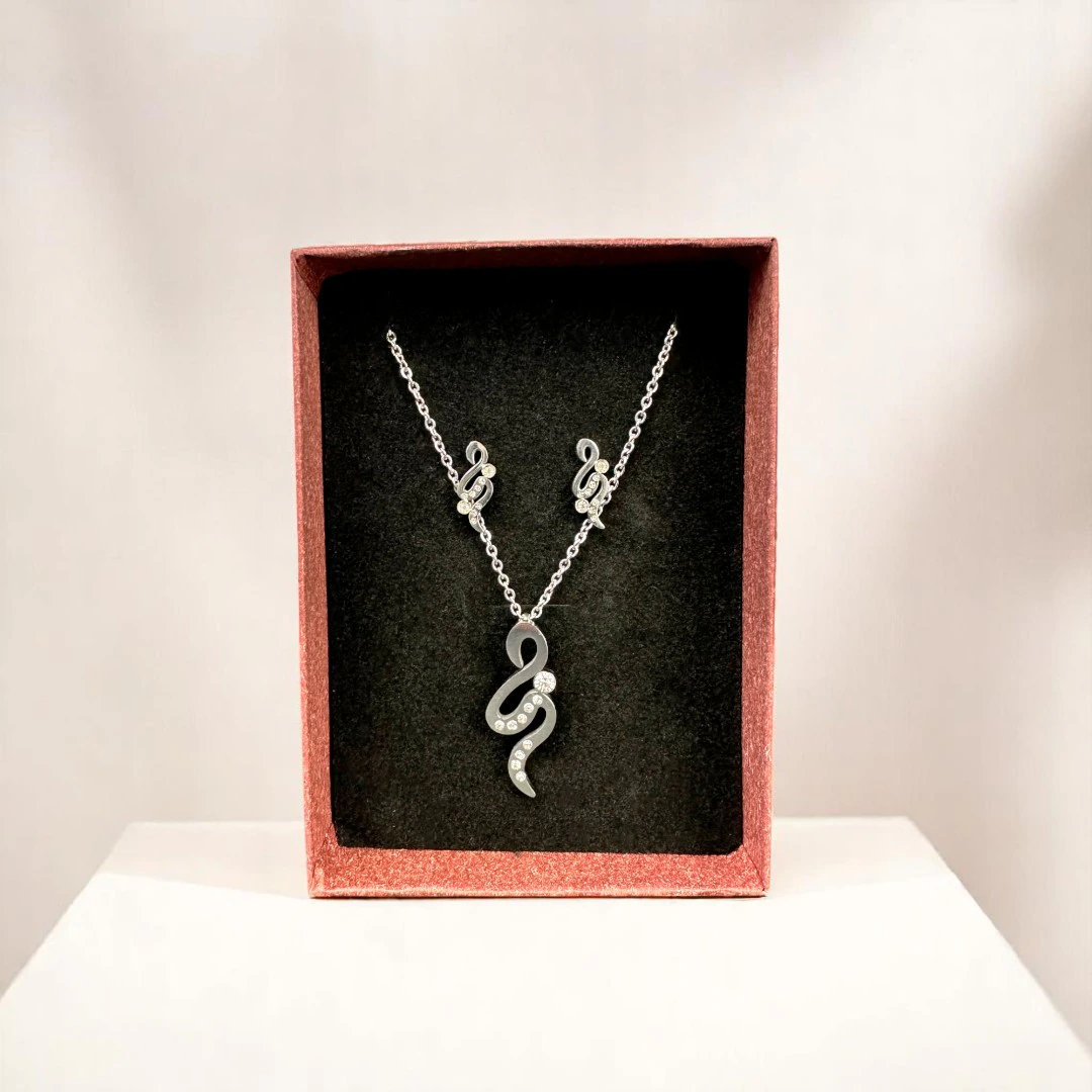 Parure courbes scintillantes dans son coffret rose : collier pendentif sinueux et boucles d'oreilles