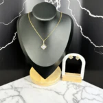 Parure bijoux femme dorée : collier pendentif cristal carré taille princesse et puces d'oreilles assorties