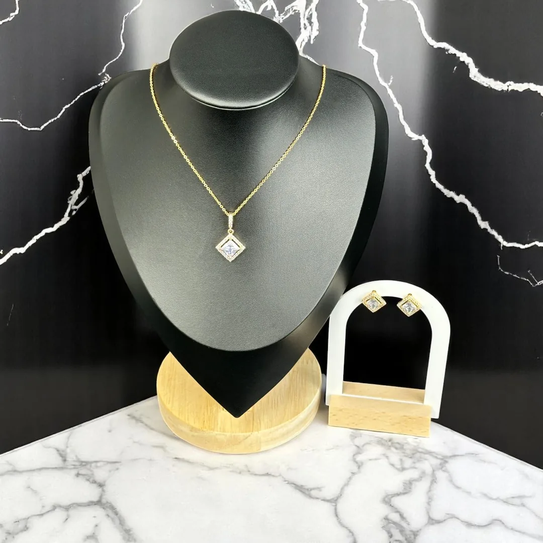Parure Solitaire Princesse – Collier & Boucles Cristal Carré Dorés en Acier Inoxydable – Image 1