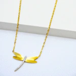 Collier pendentif libellule doré femme, ailes dorées brossées et corps serti de strass sur chaîne fine