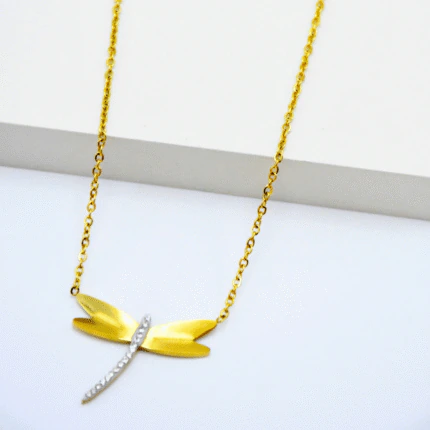 Collier pendentif libellule doré femme, ailes dorées brossées et corps serti de strass sur chaîne fine