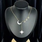 Collier lune et étoile scintillantes sur chaîne fine dorée, présenté sur un buste noir