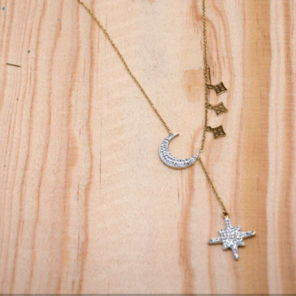 Collier doré femme asymétrique à pendentifs lune et étoile pavés de strass et petites étoiles ajourées