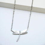 Collier Libellule Argentée – Symbolique Délicate en Acier Inoxydable