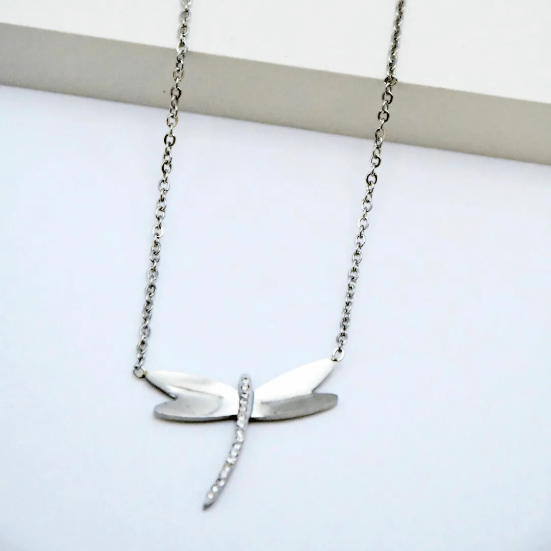 Collier Libellule Argentée – Symbolique Délicate en Acier Inoxydable – Image 1