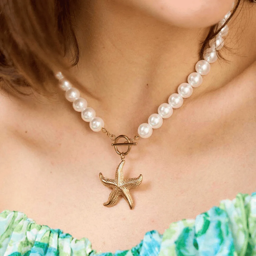 Collier Perles Blanches & Pendentif Étoile de Mer Dorée – Fermoir T en Acier Inoxydable – Image 1