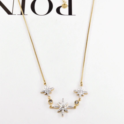 Collier étoile doré femme à trio d'étoiles pavées de cristaux et petits strass ronds sur chaîne fine