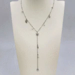 Collier en Y argenté femme à étoile de mer, queue de sirène, coquillages et perles sur buste écru