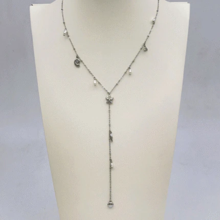 Collier en Y argenté femme à étoile de mer, queue de sirène, coquillages et perles sur buste écru