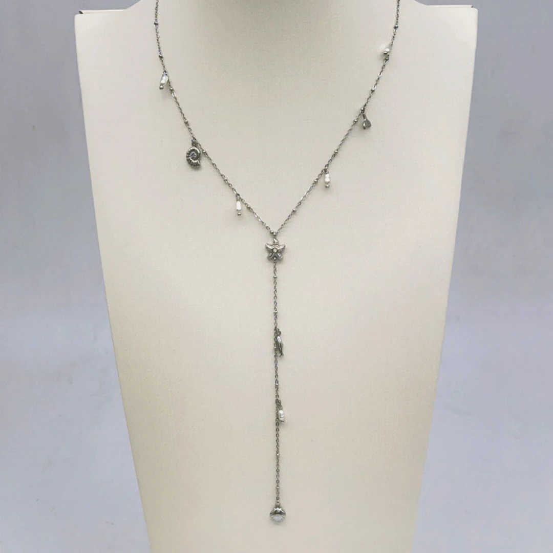 Collier en Y argenté femme à étoile de mer, queue de sirène, coquillages et perles sur buste écru