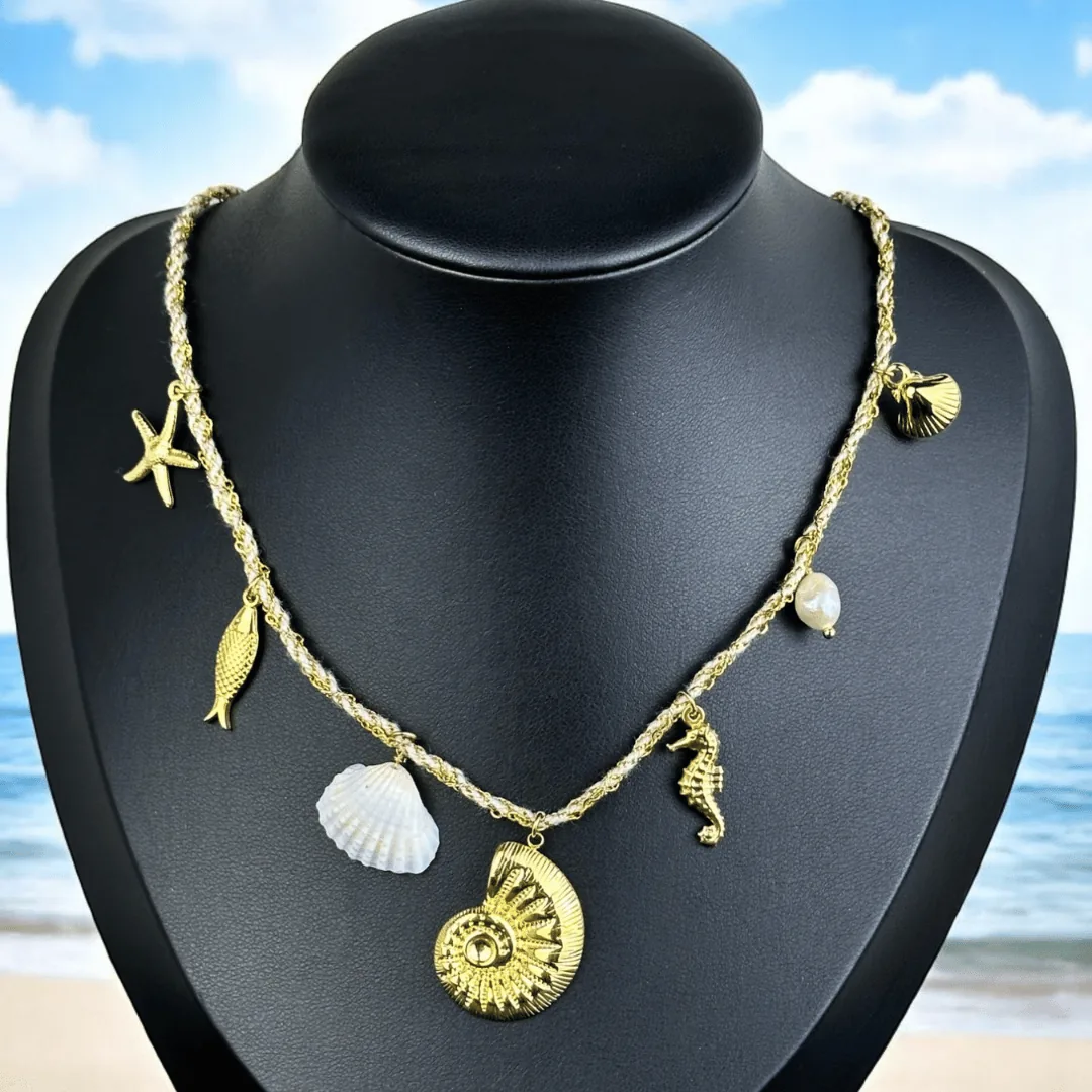 Collier Trésors Océaniques – Pendentif Ammonite & Charms Marins Dorés en Acier Inoxydable – Image 1