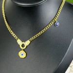 Pendentif octogonal œil protecteur bleu et anneau serti de strass sur chaîne gourmette dorée