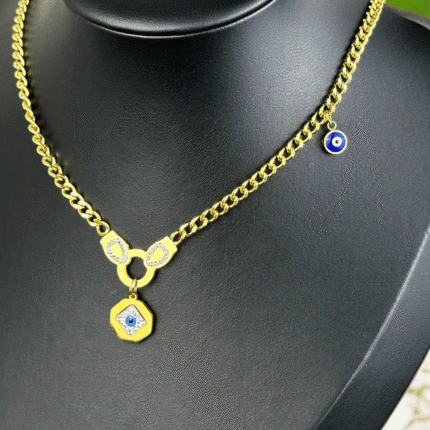 Pendentif octogonal œil protecteur bleu et anneau serti de strass sur chaîne gourmette dorée