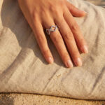 Bague femme argentée motif trèfle brillant élégant – Image 2