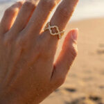 Bague femme argentée motif trèfle brillant élégant