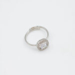Bague femme argentée pierre carrée brillante élégante