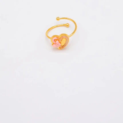 Bague ouverte dorée à cœur rose pailleté et fleur rose en relief, extrémités boules, fond blanc