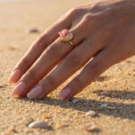Bague femme dorée motif cœur rose et fleur élégante