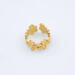 Bague femme dorée ouverte formée de fleurs délicates aux pétales striés, vue sur fond blanc