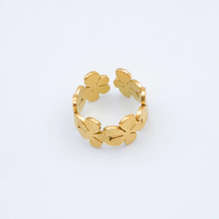 Bague femme dorée ouverte formée de fleurs délicates aux pétales striés, vue sur fond blanc