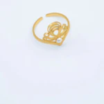 Bague ouverte dorée à couronne ajourée texturée et petite perle blanche nacrée, fond blanc