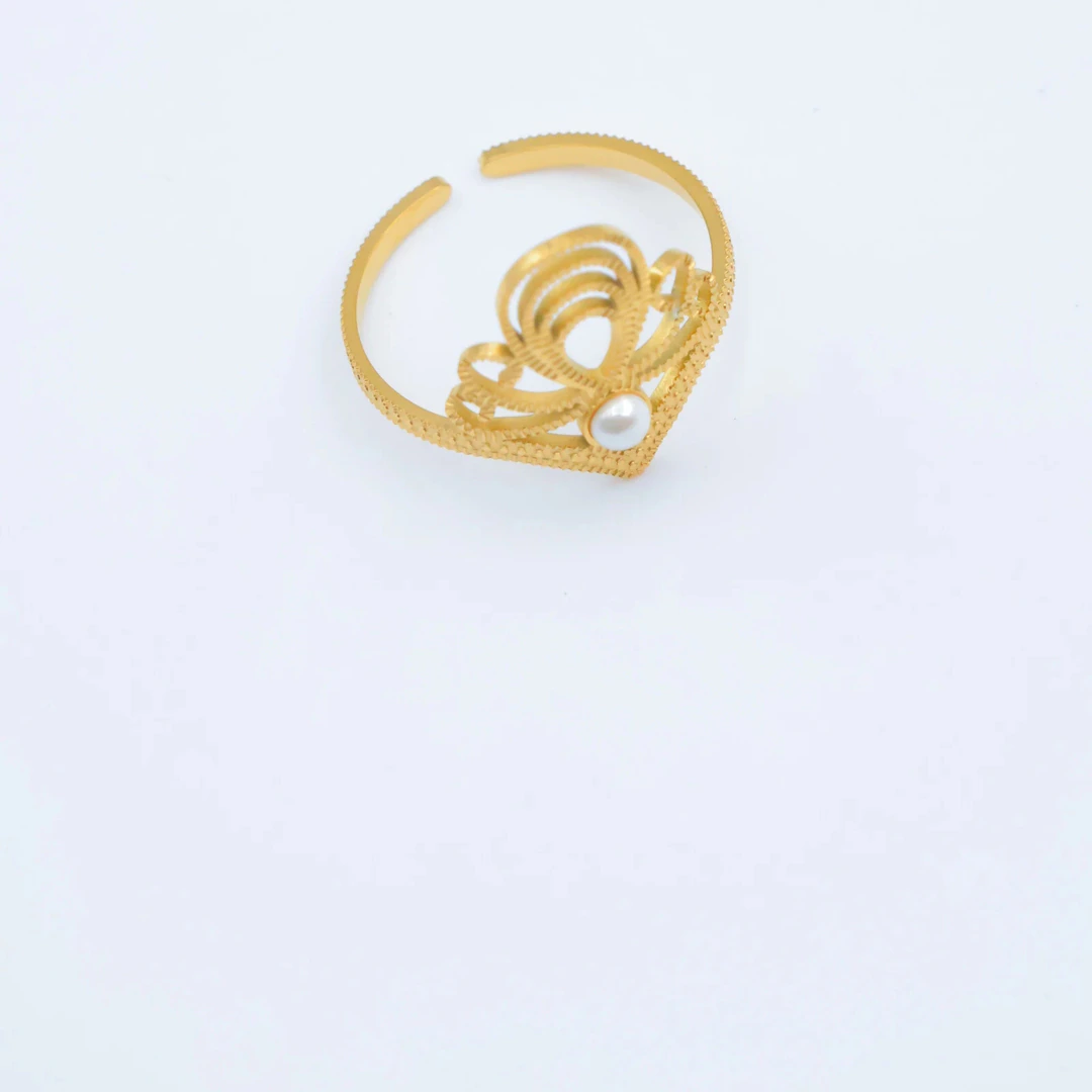 Bague ouverte dorée à couronne ajourée texturée et petite perle blanche nacrée, fond blanc