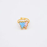 Bague femme dorée motif papillon bleu et fleurs roses – Image 2