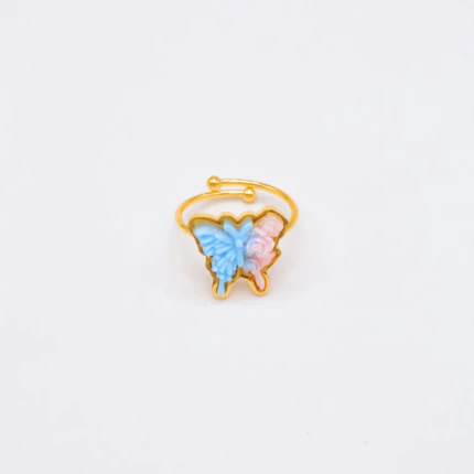 Bague ajustable dorée papillon bleu et fleurs roses en relief, anneau ouvert sur fond blanc